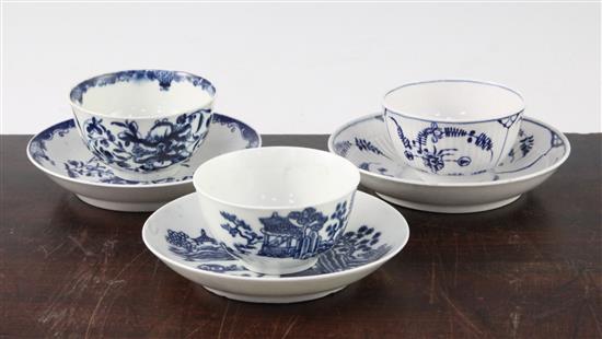 Four Worcester underglaze blue teabowls and saucers, late 18th century, largest saucer 13cm